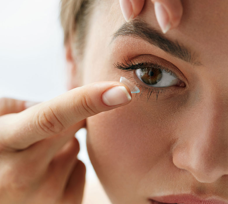 Kontaktlinse, Hilfe beim ersten Einsetzen und Rausnehmen